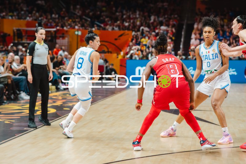 Chelsea Gray (#8; USA) im Duell gegen Italien in der Uber Arena Berlin