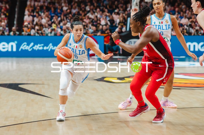 Costanza Verona (Italy) dribbelt gegen US-Verteidigerin in der Uber Arena