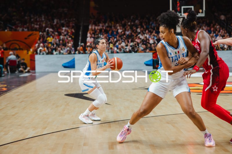 Martina Fassina (#19; Italy) mit Ball im Angriff gegen USA