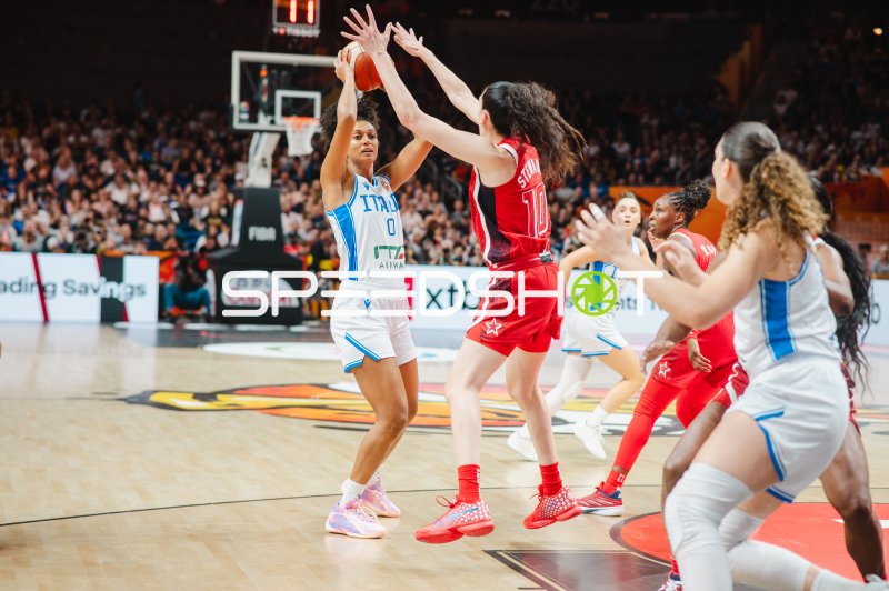 Matilde Villa im Zweikampf gegen Breanna Stewart (#10; USA) in der Uber Arena