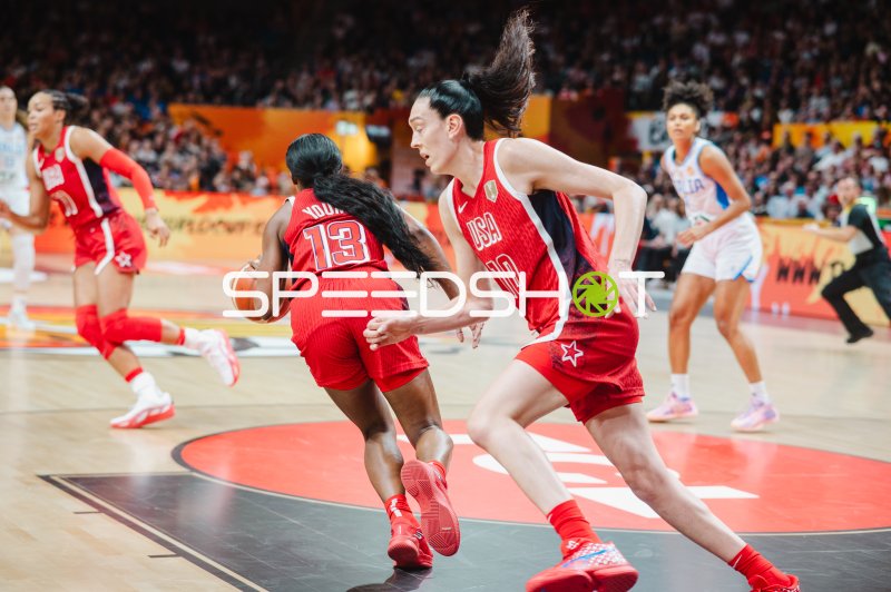 Breanna Stewart (#10; USA) und Jackie Young (#13; USA) im Angriff gegen Italy