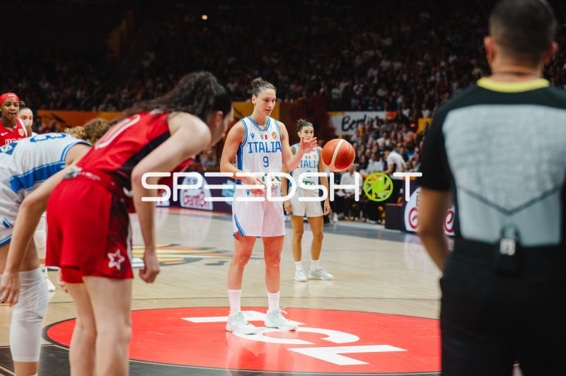 Martina Fassina (#9; Italy) beim Freiwurf gegen die USA