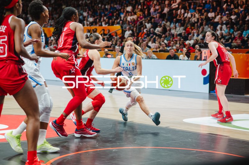 Mariella Santucci (Italy) dribbelt sich durch die US-Abwehr in der Uber Arena
