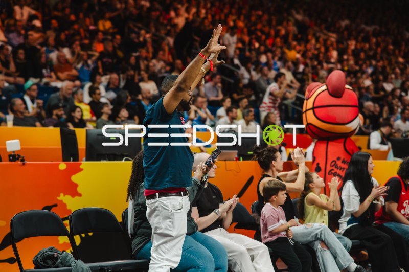 Jubelnder Fan mit Maskottchen bei Basketball-Länderspiel in Berlin