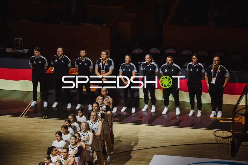 Deutschland Basketball-Nationalmannschaft bei der Hymne in der Uber Arena Berlin
