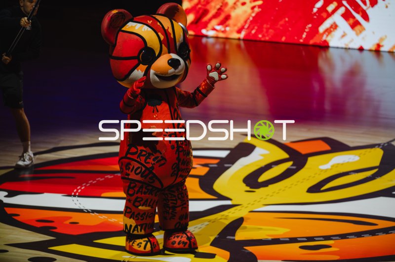 Basketball-Maskottchen winkt Fans in der Uber Arena Berlin zu