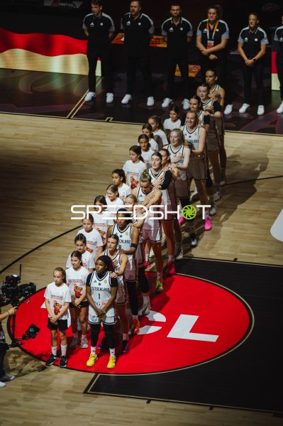 Deutschland-Frauen bei der Hymne in der Uber Arena Berlin