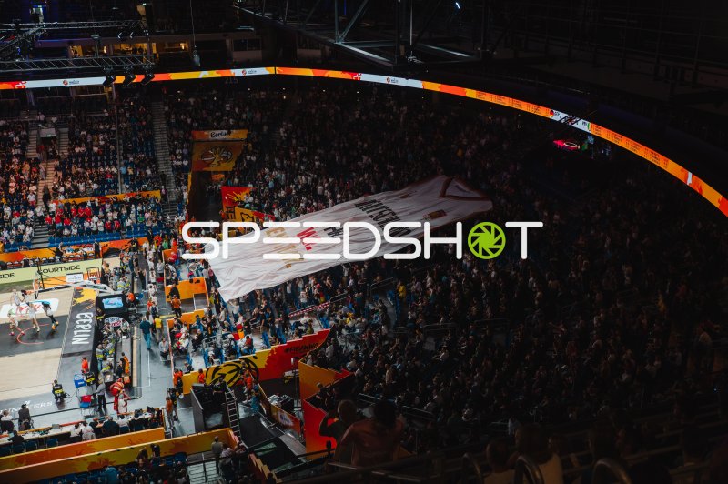 Riesiges Fan-Banner in der Uber Arena Berlin beim Basketball-Event