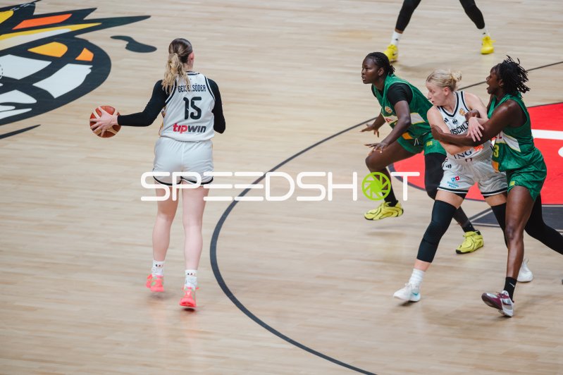 Geicelsöder (#15; Deutschland) mit Ball im Spielaufbau gegen Senegal