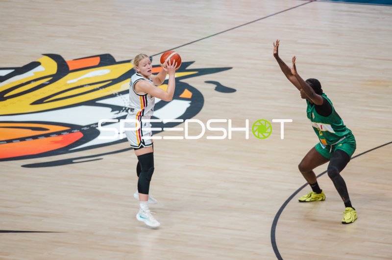 Wurfaktion einer deutschen Basketballerin unter Druck in der Uber Arena Berlin