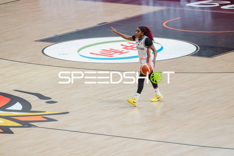 Deutschland-Spielerin dirigiert das Spiel mit Ball in der Uber Arena Berlin