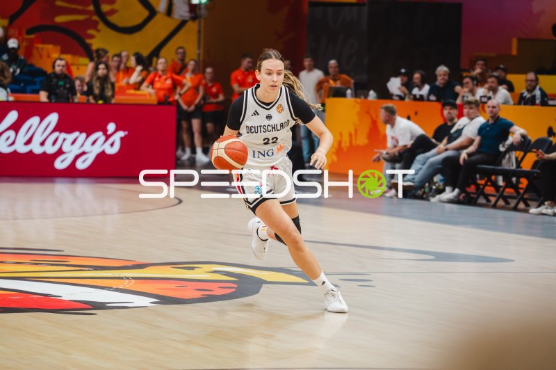 Deutschland #22 im Dribbling bei Basketball-Länderspiel in Berlin