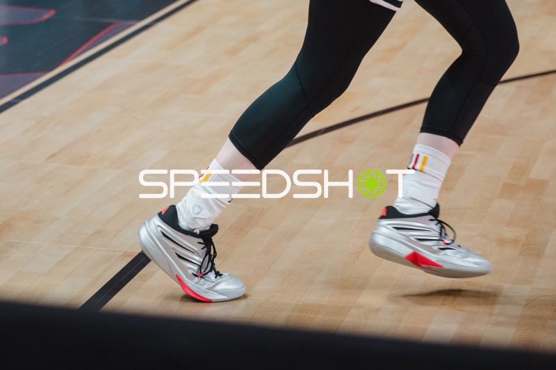 Detailaufnahme: Basketballschuhe auf dem Parkett der Uber Arena Berlin