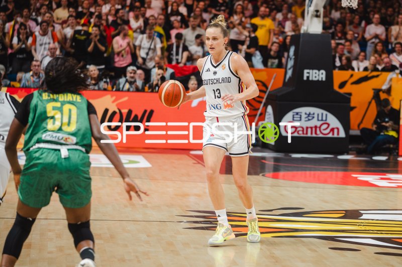 Deutschland #13 mit Ball gegen Senegal #50 bei FIBA-Spiel in Berlin