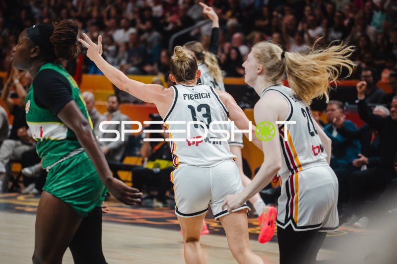 Fießich (#13) und Teamkollegin jubeln in der Uber Arena Berlin