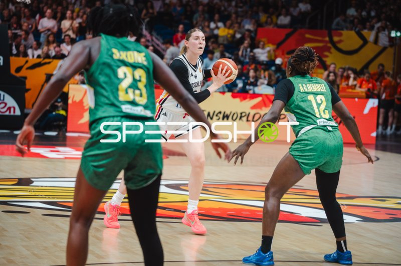 Deutschland-Spielerin im Angriff gegen Gegnerinnen bei der FIBA Women's World Cup