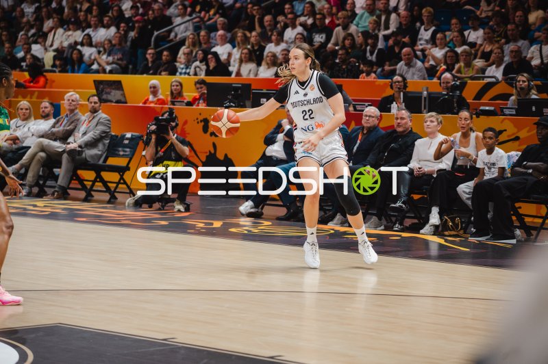 Deutschland #22 mit Ball in Spielaktion in der Uber Arena Berlin