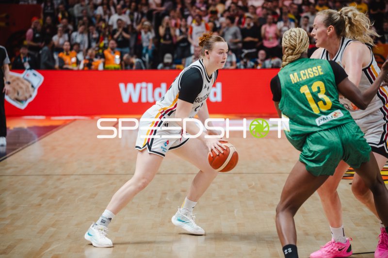 Deutschland-Spielerin im Dribbling gegen M. Cisse (#13) in der Uber Arena