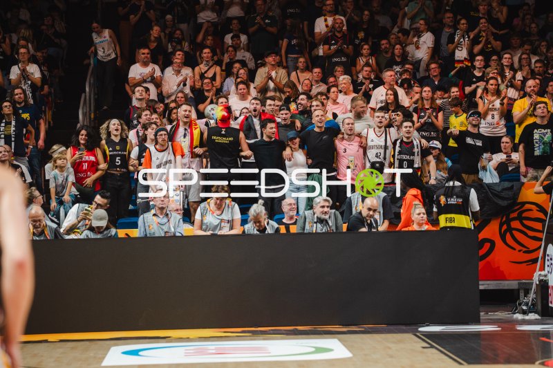 Begeisterte Fans in der Uber Arena Berlin beim Basketball