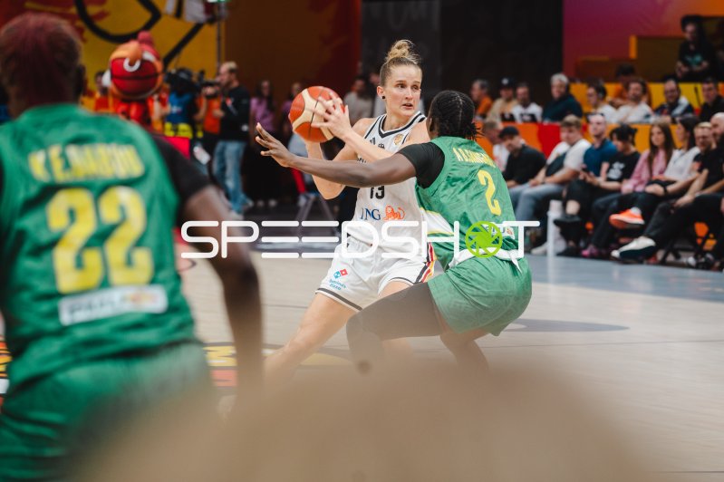 Spielerin (#13; Deutschland) im Zweikampf mit Gegnerin (#2) beim Basketball