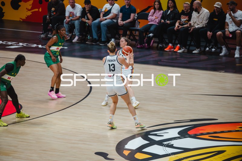 Leonie Fiebich (#13; Deutschland) im Spielaufbau gegen Mali