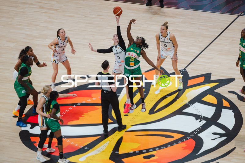 Luisa Geiselsöder (#15; Deutschland) beim Sprungball gegen Sika Kone (#23; Mali)