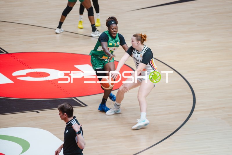 Alima Gnere Dembele (Mali) im Zweikampf gegen Deutschland