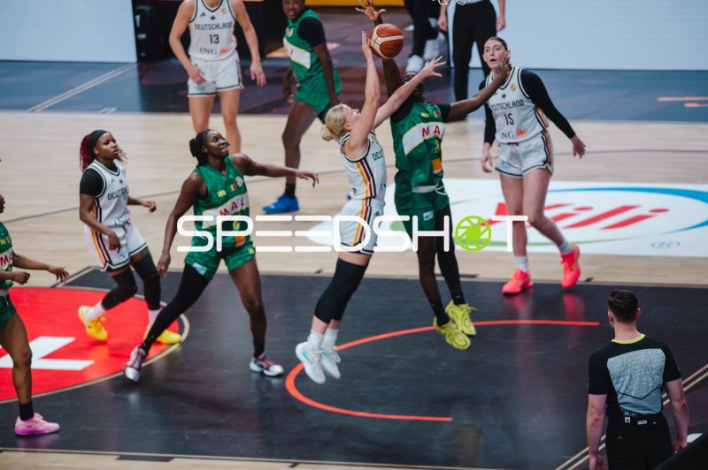 Luisa Geiselsöder (#15; Deutschland) beim Korbleger gegen Mali