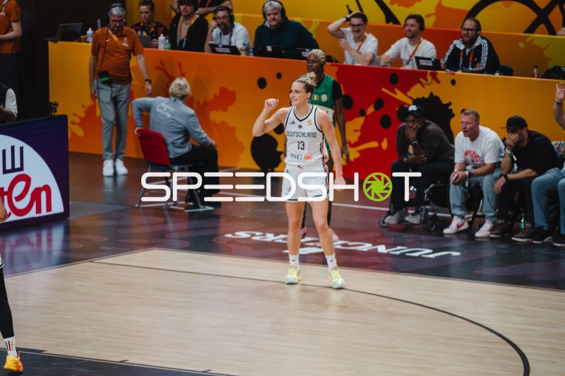 Leonie Fiebich (#13; Deutschland) jubelt auf dem Parkett