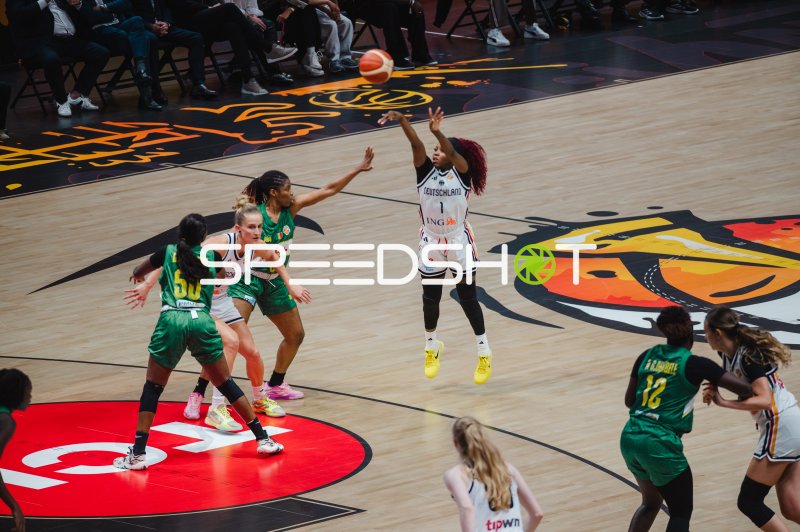 Alexis Peterson (#1; Deutschland) beim Sprungwurf gegen Mali