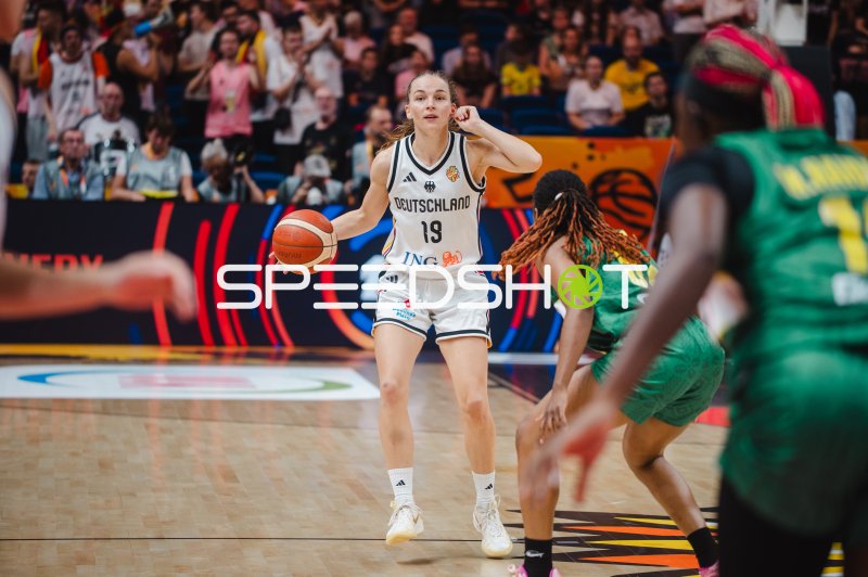 Britta Daub (#19; Deutschland) im Spielaufbau gegen Mali