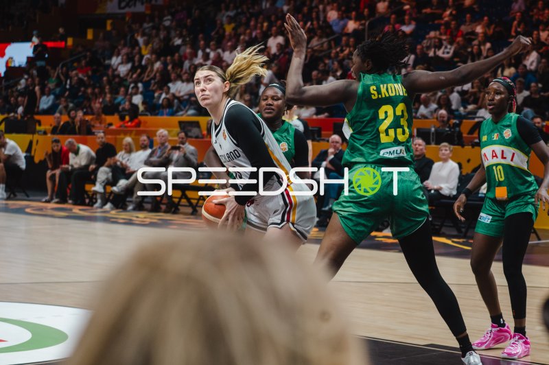 Deutschland-Spielerin im Zweikampf gegen Sika Kone (#23; Mali) und Maimouna Haidara (#10; Mali)