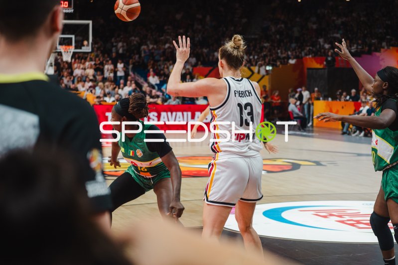 Leonie Fiebich (#13; Deutschland) im Zweikampf gegen Mali