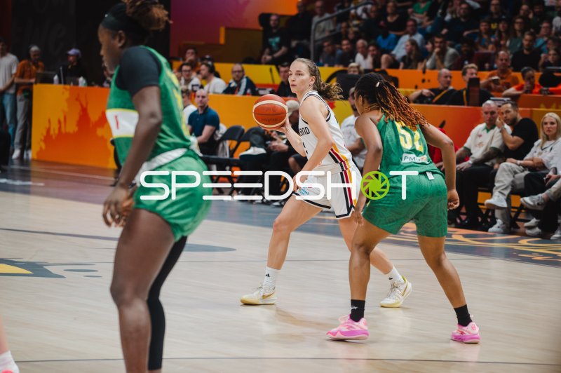 Britta Daub im Ballbesitz gegen Mali in der Uber Arena Berlin
