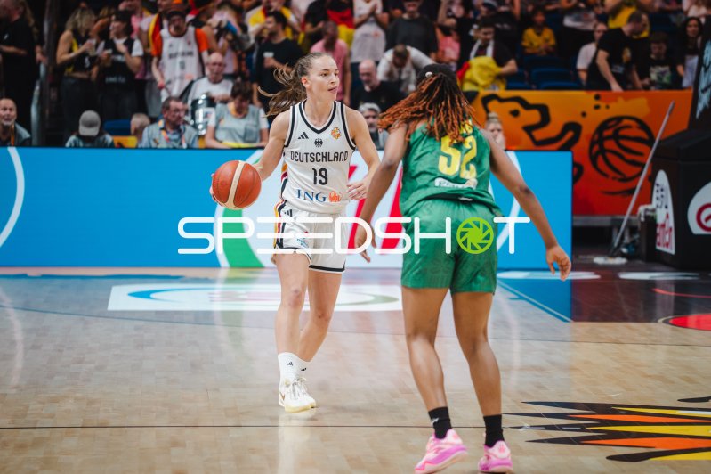 Britta Daub (#19; Deutschland) im Dribbling gegen Mali