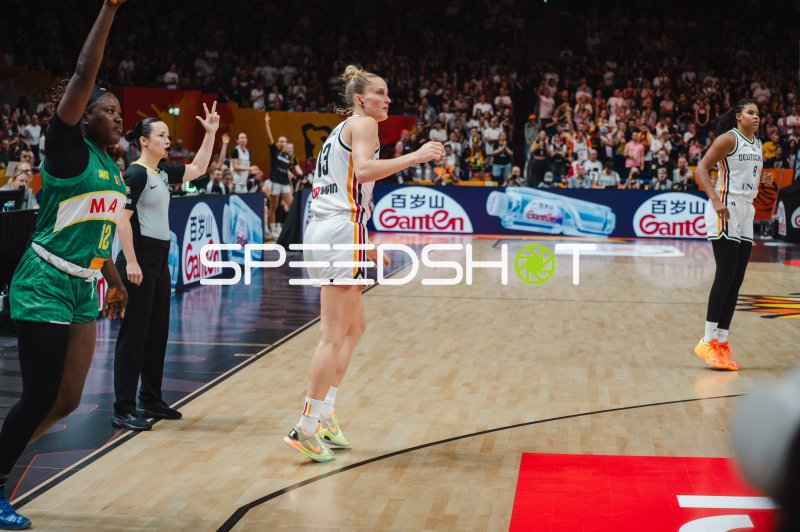 Leonie Fiebich (#13; Deutschland) und Alima Gnere Dembele (#12; Mali) im Spielgeschehen