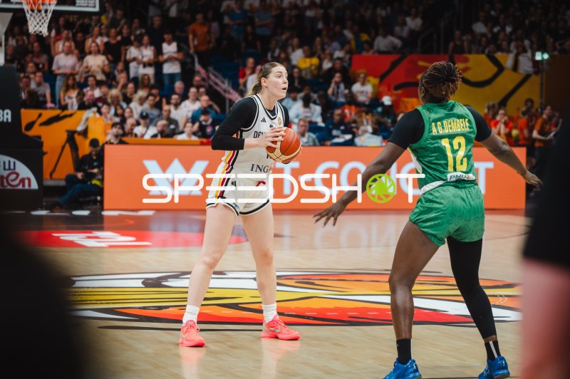 Alima Gnere Dembele (#12; Mali) verteidigt gegen Deutschland-Spielerin