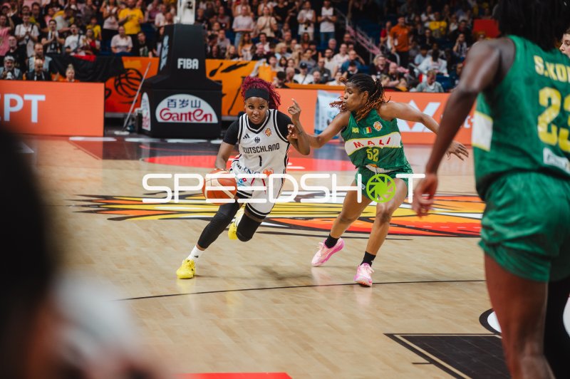Alexis Peterson (#1; Deutschland) dribbelt gegen Rokia Doumbia (#52; Mali)