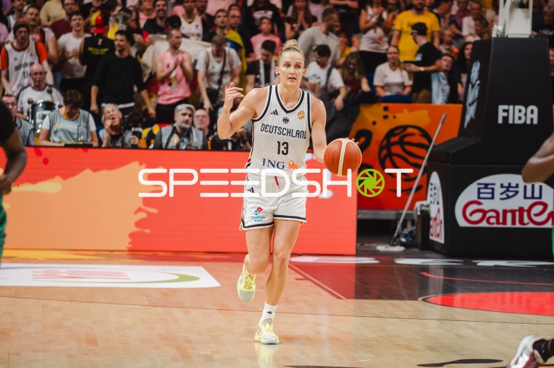 Leonie Fiebich (#13; Deutschland) mit Ball im Angriff