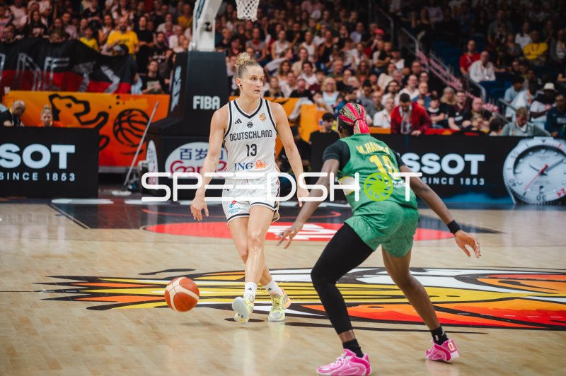 Leonie Fiebich (#13; Deutschland) im Dribbling gegen Mali