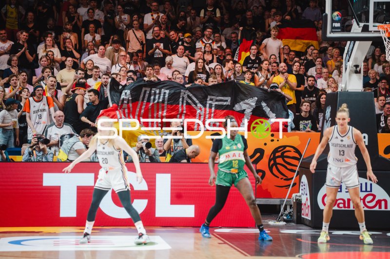 Frieda Bühner (#20; Deutschland) und Leonie Fiebich (#13; Deutschland) gegen Mali in der Uber Arena
