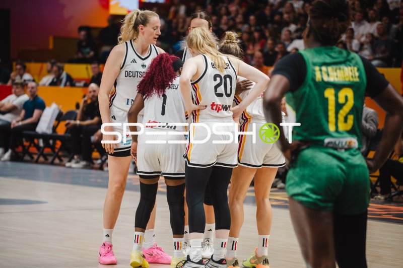 Frieda Bühner (#20; Deutschland) in Auszeit-Besprechung gegen Mali