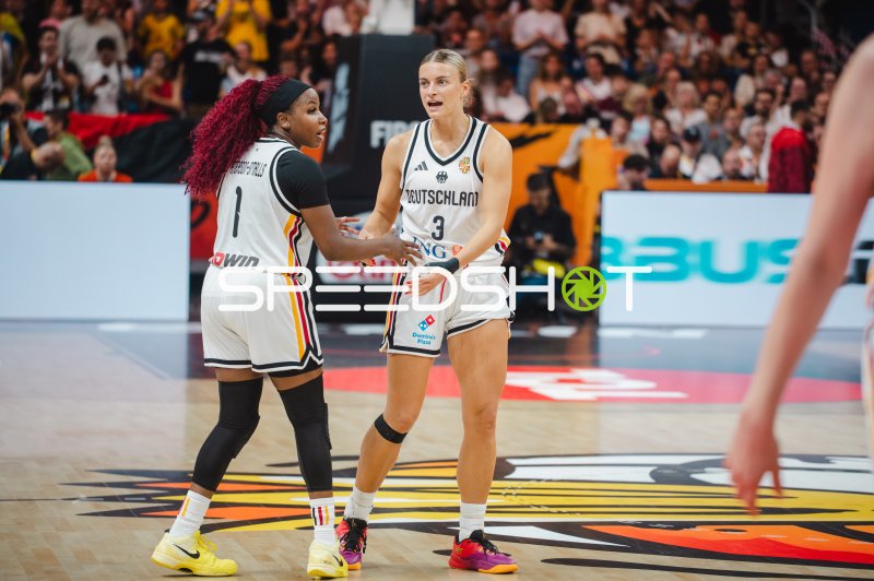 Alexandra Wilke (#3; Deutschland) und Alexis Peterson (#1; Deutschland) im Spielgespräch