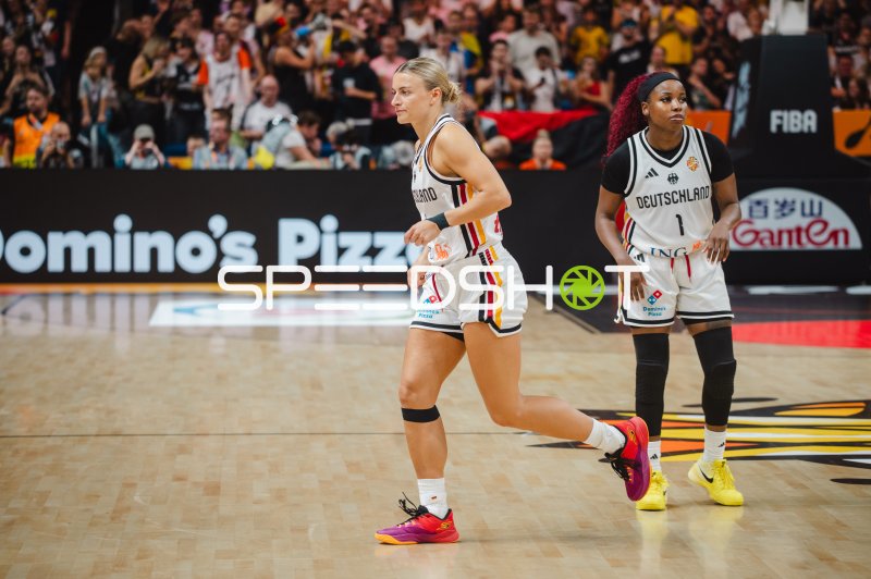 Alexis Peterson (#1; Deutschland) und Teamkollegin im Spielbetrieb