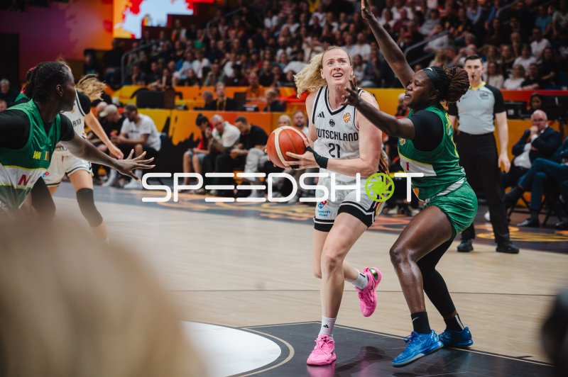 Marie Gülich (#21; Deutschland) beim Korbleger gegen Mali
