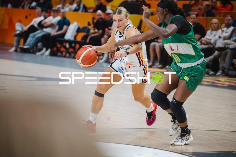 Alexandra Wilke (#3; Deutschland) im Eins-gegen-Eins gegen Mali