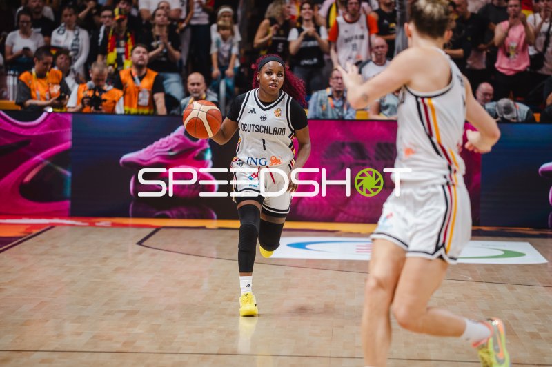 Alexis Peterson (#1; Deutschland) treibt den Ball voran
