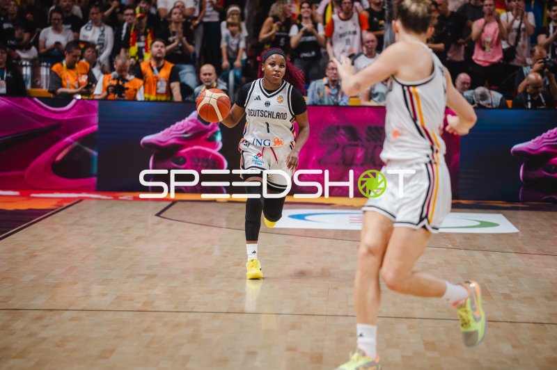 Alexis Peterson (#1; Deutschland) dribbelt im Angriff