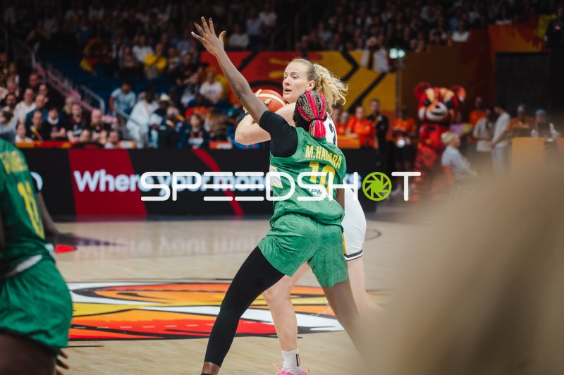 Marie Gülich (#21; Deutschland) im Zweikampf gegen Maimouna Haidara (#10; Mali)