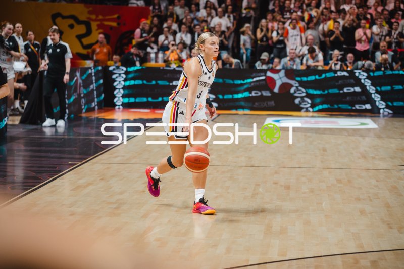 Alexandra Wilke (#3; Deutschland) beim Dribbling in der Uber Arena